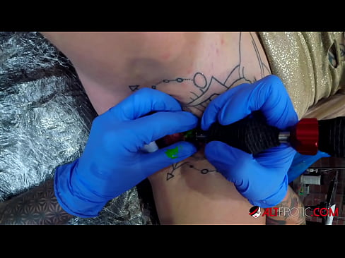 ❤️ Estremamente tatuato hottie Sully Savage ottenuto un tatuaggio sul suo clitoride ❤️ Slutsal it.pornodil.ru ❌️